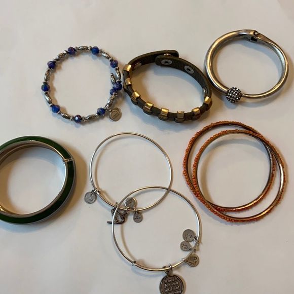 Set of 7 Bracelets - Picture 1 of 9